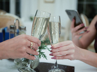 女孩杯子与香槟连在一起近距离酒杯加香图片