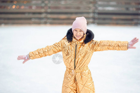 可爱的小女孩在溜冰场滑冰在户外玩得开心图片