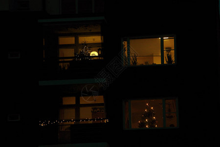 市内住宅区多层住宅楼夜间装饰窗户的加园式装图片