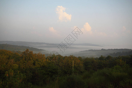 雾中的山景山里的房子荒野上的古老鬼屋荒地中间的木屋风景秀图片