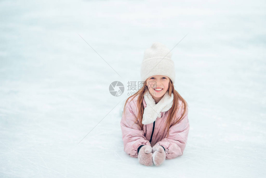 秋天后穿着溜冰鞋坐在冰场上图片