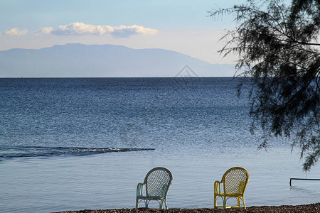 海边滩上两张椅子夏天和图片