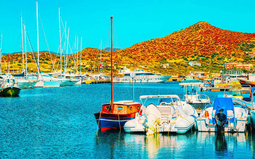 夏季在意大利萨尔迪尼亚岛南部比亚西米乌斯市的地中海港口和停靠码头图片