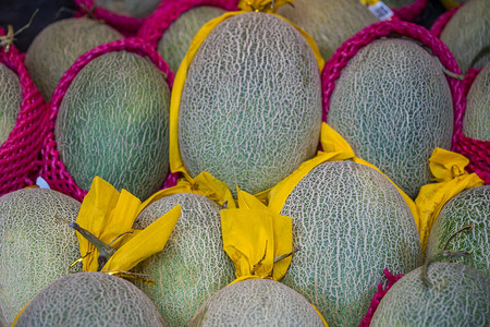 齐贡街头水果和蔬菜店出售新鲜甜瓜的瓷砖炉图片