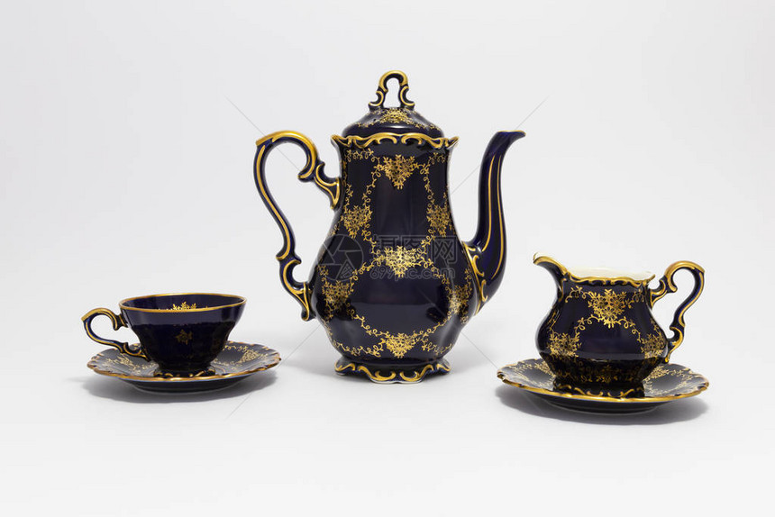 美丽的钴蓝色复古瓷茶具的特写镜头图片