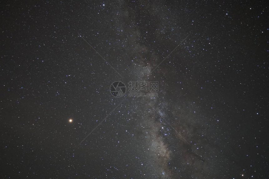 夜空中银河的风景照图片