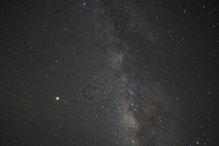 夜空中银河的风景照图片