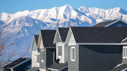 全景框架新建的传统美国单户住宅图片