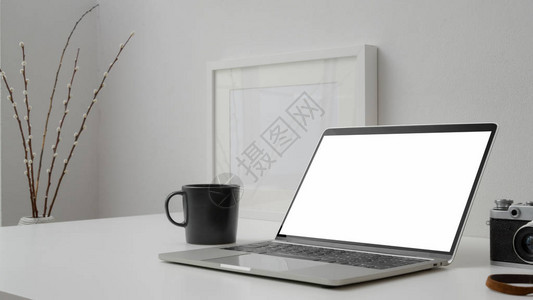 用空白笔记本电脑咖啡杯模拟架子和照相机在白壁背景的无桌上剪裁的简单图片