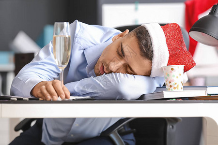 办公室新年派对后喝醉的人睡觉图片