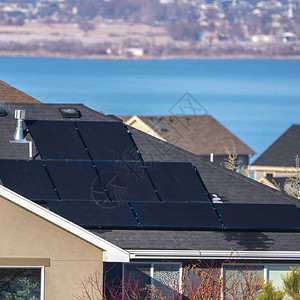 带有屋顶太阳能电池板的方形当代城市住宅图片