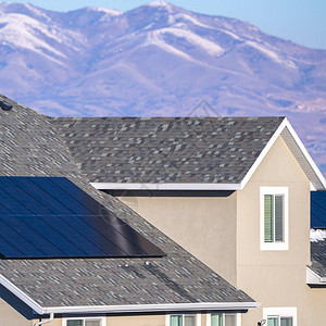 在犹他河谷的一座房屋顶上的光伏太阳能电池板图片