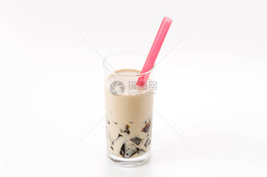 一杯咖啡果冻加牛奶在白色背景图片