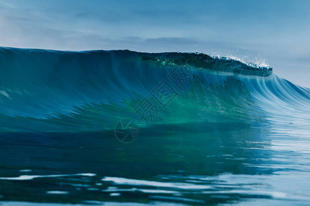 海洋冲浪的桶状波浪图片