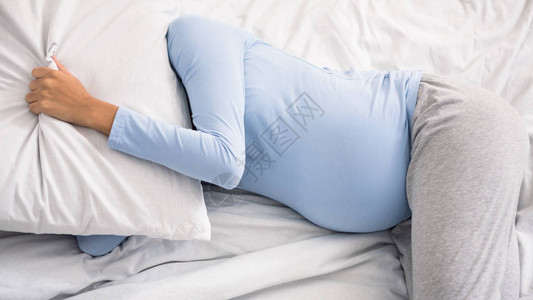 孕妇睡觉用枕头捂失眠图片