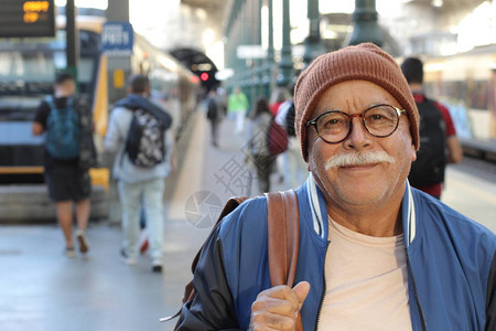 火车站的西班牙裔老人图片