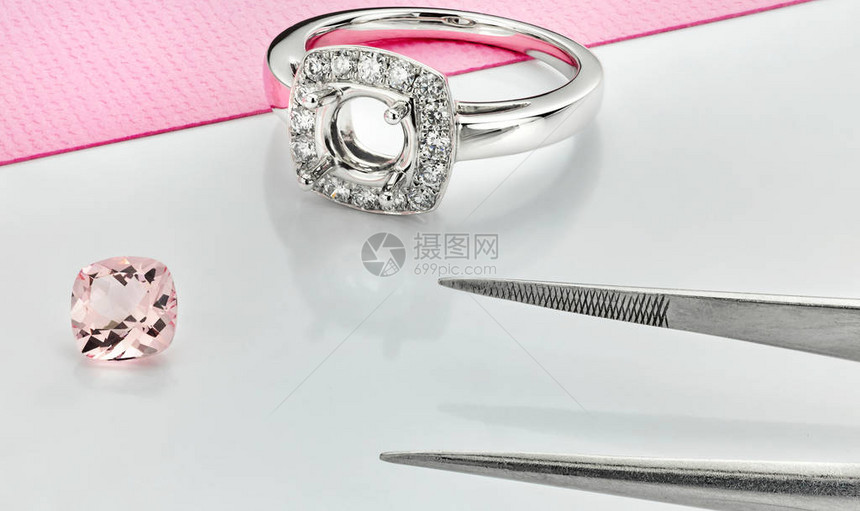 粉红色摩根石粉红色钻石空环安装半镶嵌粉红色和白色图片