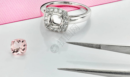 粉红色摩根石粉红色钻石空环安装半镶嵌粉红色和白色图片