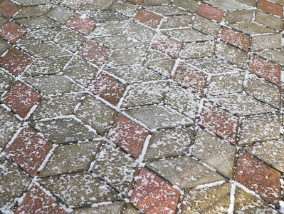 铺路板上有雪瓷砖被雪遮住图片