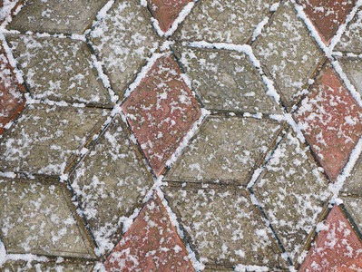 铺路板上有雪瓷砖被雪遮住图片