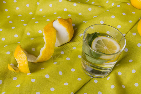 一杯含柑橘片和叶子的水切柠檬图片