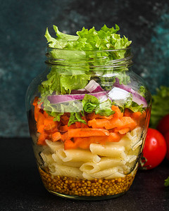 罐中健康沙拉蔬菜零食意大利面沙拉菜单概念食物背景顶部视图片