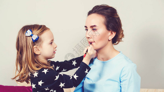 母亲和女儿在家里做你的化妆一家人一起玩得很开心母和关系图片