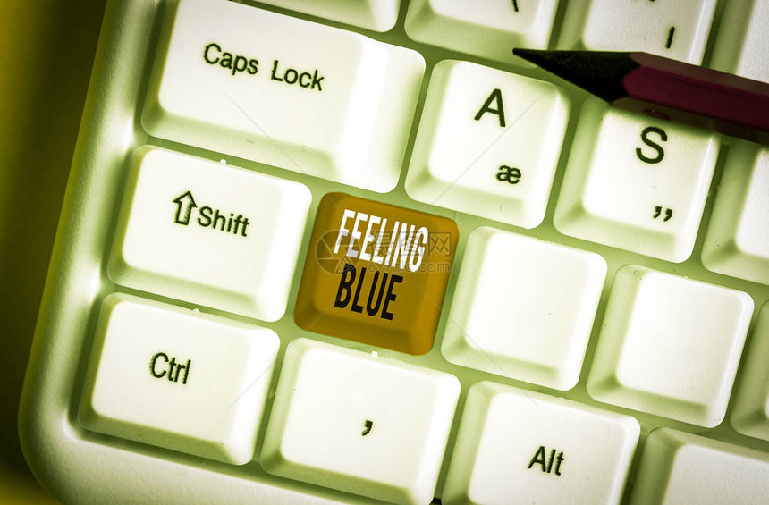 手写文本感觉蓝色概念照片因悲伤或想念某人而感到绝望的白色pc键盘图片
