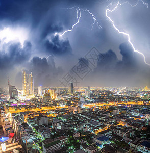 在泰国的暴风雨中夜空中看图片