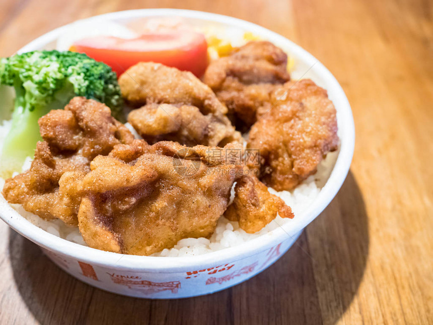 日式炸鸡饭盒图片
