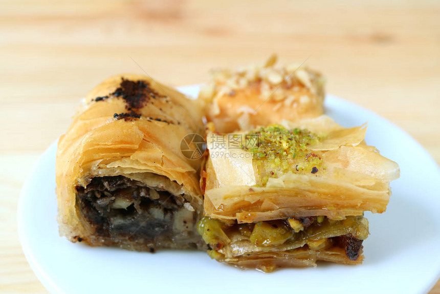 Baklava近距离靠近BaklavaPastries在木质图片