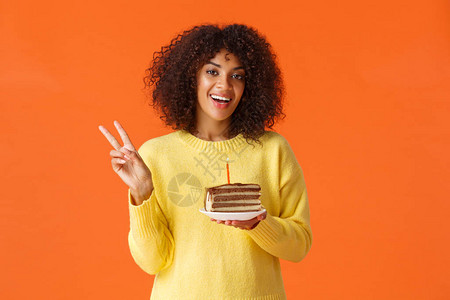 腰部向上肖像快乐的非洲裔美国女人穿着黄色毛衣图片
