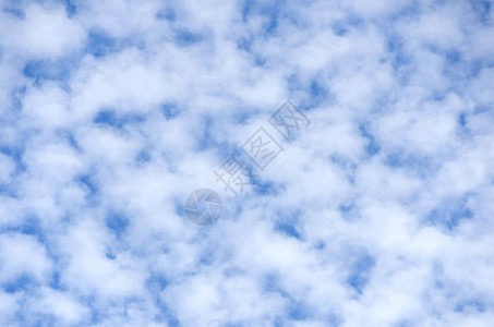 蓝色天空有白云阴云积背景图片
