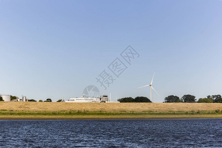 地平线上的风力涡轮机图片