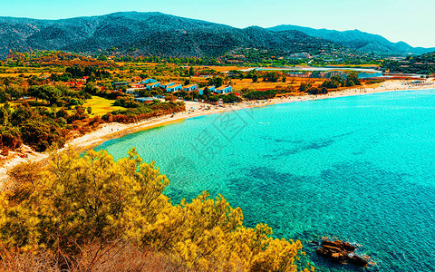 意大利南撒丁岛卡利亚里省地中海Chia海滩和蓝色水域的景观风化与自然混合媒背景图片