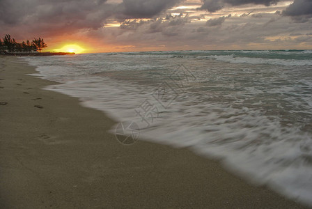 在海洋的日落太阳波浪图片