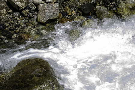 暴风的山河的水它流淌在石图片