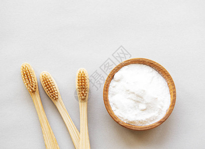 木竹生态友好牙刷白背景的苏打汽水牙科护理图片