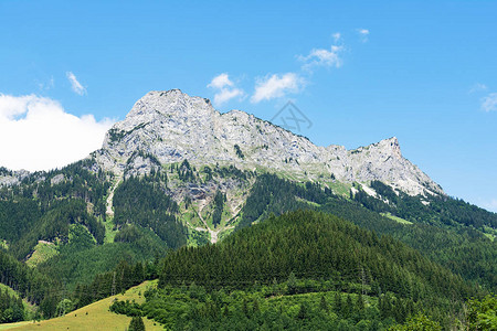 阿尔卑斯山高岩峰对天空的全景观图片