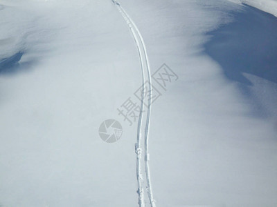雪上中车和雪滑车轨并有文图片