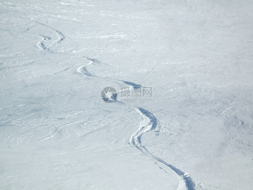 雪上中车和雪滑车轨并有文图片