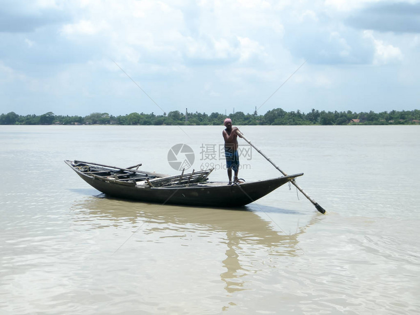 恒河Ganga上的传统船夫轮渡人Majhi划艇称为Nauka农村印度旅游和水运主题Sundarbans西孟加拉邦印度南图片
