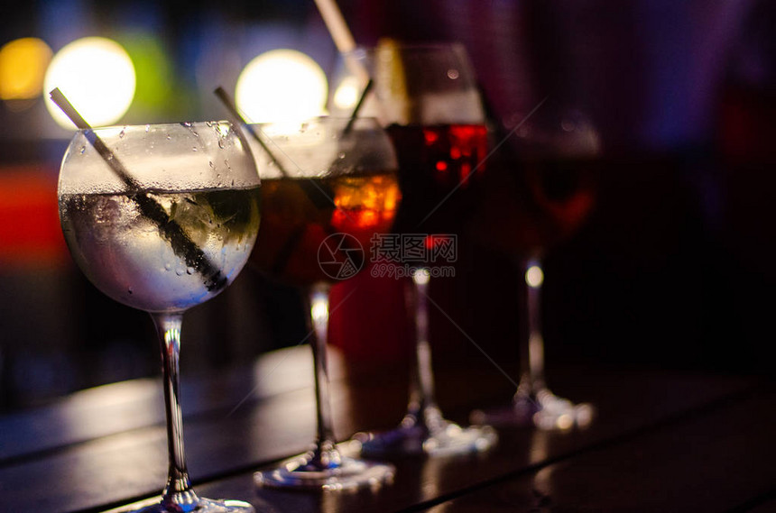 派对上不同颜色的酒精鸡尾酒马提尼酒伏特加等美丽的排线图片