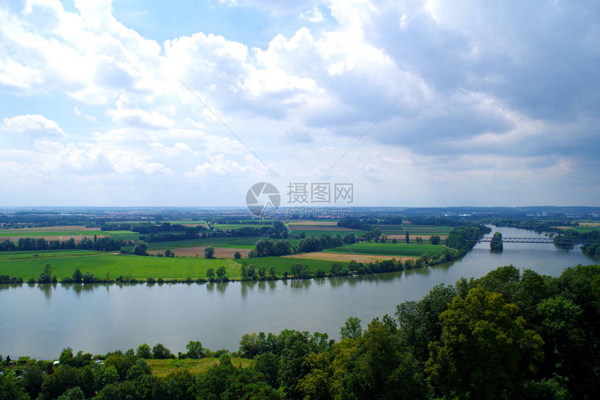 从瓦尔哈拉德国观看的多瑙河景观绿色和黄色领域占主导地位前景一片茂密的树林可以看到非常遥远的城镇图片