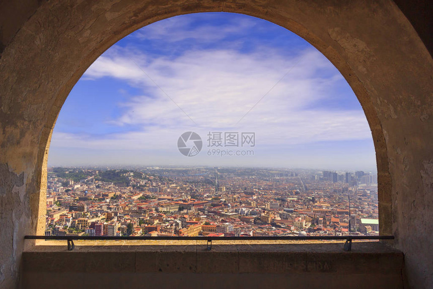 在那不勒斯市的全景透过中世纪堡垒Castel图片
