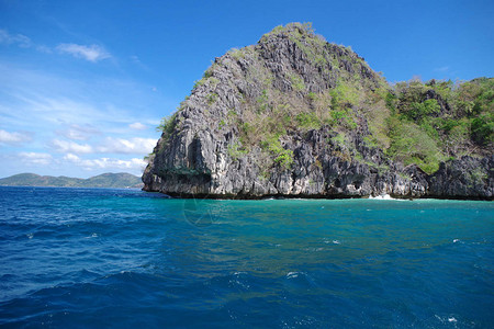 菲律宾群岛的一个大岩石岛图片