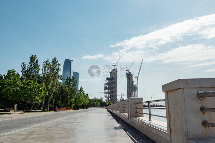 在巴库建造高层建筑从海滨看图片