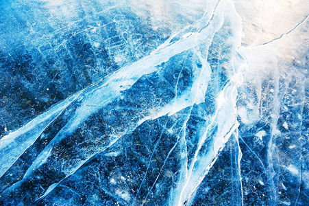 结冰的湖面上的蓝冰冬季自然背景图片