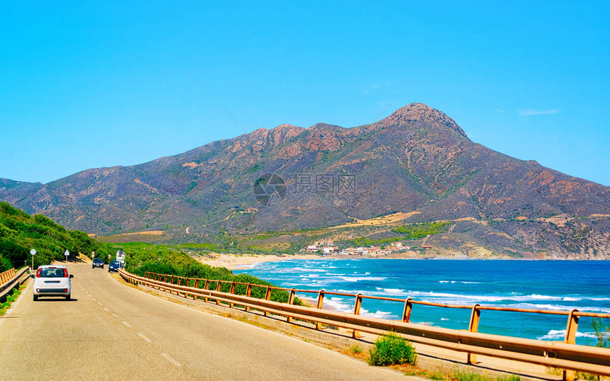 意大利夏天在撒丁岛地中海的卡博尼亚公路上的汽车在欧洲高速公路上行驶的运输高速公路上的假日景观卡利亚里图片