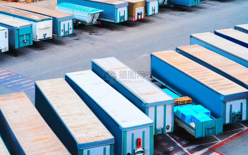 意大利撒丁岛卡利亚里港口地中海造船厂的货车集装箱和货运卡车拖货车的货图片